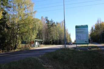 11.lokakuuta 2016. Bussipysäkin jälkeen vasemmalla on Kuninkaantammentie ja sen takana olevaan metsään heti Kuninkaantammentien ja Kuninkaantammenkierron risteyksen taakse Fannynkalliota aletaan rakentamaan.